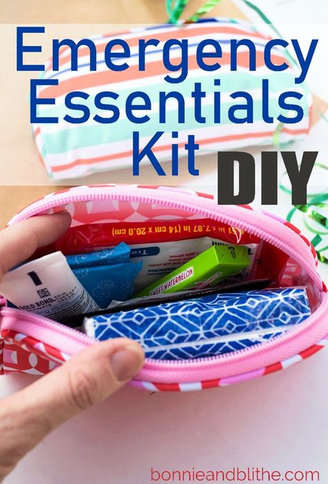 Make yourself (or your friends and family!) these emergency essentials kits to throw in a purse, backpack, whatever!  Always be prepared for anything on the go with this handy little pouch. Women Emergency Kit Purses, Emergency Purse Essentials, Purse Emergency Kit For Women, Emergency Kit For Work, Teacher Backpack Essentials, Purse Emergency Kit, Emergency Kit For Women, Mini Emergency Kit, Mini First Aid Kit