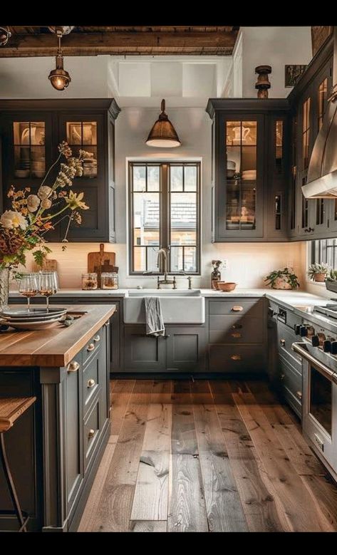 Charcoal Grey Kitchen Cabinets Farmhouse, Rustic Kitchen Theme Ideas, Small Farmhouse Modern Kitchen, Kitchen Floor Tiles Ideas Farmhouse, Kitchen Cabinet Color Ideas Gray Floor, Kitchen Design Neutral Colors, Gray Wood Cabinets Kitchen, Kitchen Ideas For Cabin, Kitchen Ideas Wood Floor