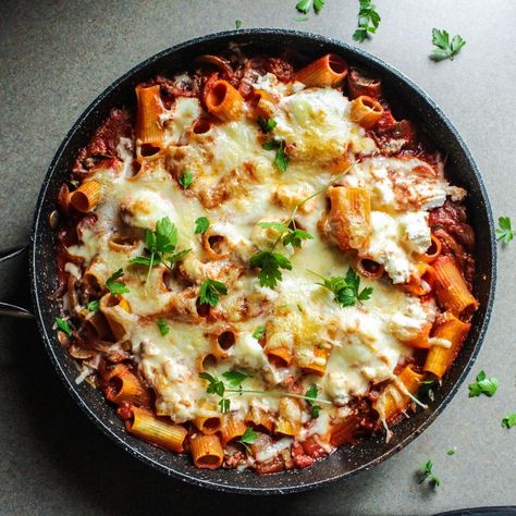 Skillet Baked Ziti You may be wondering why I’m digging the skillet dinners.  Well, they’re fast!!!  I work full time and have two toddlers and traffic seems to only get worse these days.  I’ve discovered slow cooked luxury in 35 minutes or less.  We live in a chaotic world but our meals don’t need to … … Continue reading → Pasta And Sauce, Pasta With Meat Sauce, Skillet Pasta, Skillet Dinners, Baked Ziti, Food Meals, Meat Sauce, Milk Recipes, Slow Cooked