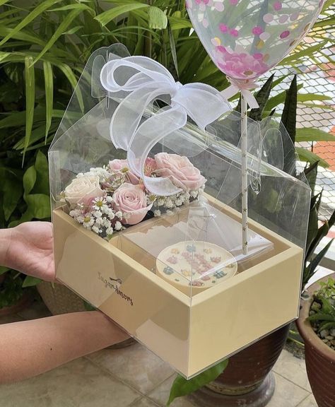 Valentine Cake Packaging Ideas, Valentine Cake Box Ideas, Mini Cake Packaging Ideas, Cake Hamper, Creative Floral Arrangements, Flowers In A Box, Cake Boxes Packaging, Moon Flowers, Diy Bouquet Wrap