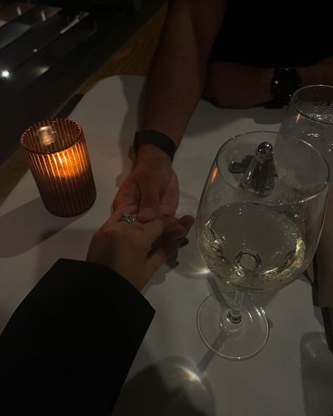 Dinner Romantic Couple, Romantic Date Night Ideas, Classy Couple, Hand Pictures, Makeup Travel, Date Dinner, Old Love, Dinner Date, Romantic Dates