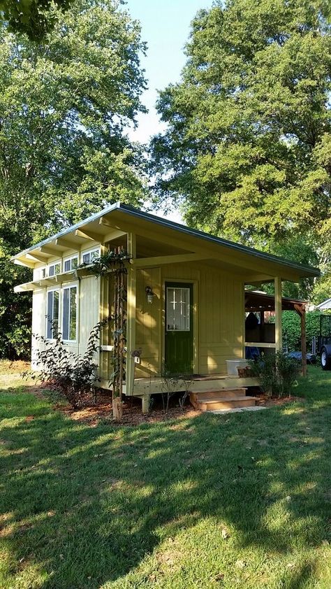 These are MorHaus buildings, designed to be anything from a backyard office to an emergency shelter after a natural disaster to a guest house. The homes come in 4 different sizes, ranging from 8&#2… Tiny Cabins, Tiny Guest House, Backyard Guest Houses, Backyard Cottage, Studio Shed, Backyard House, Backyard Studio, Emergency Shelter, Backyard Office