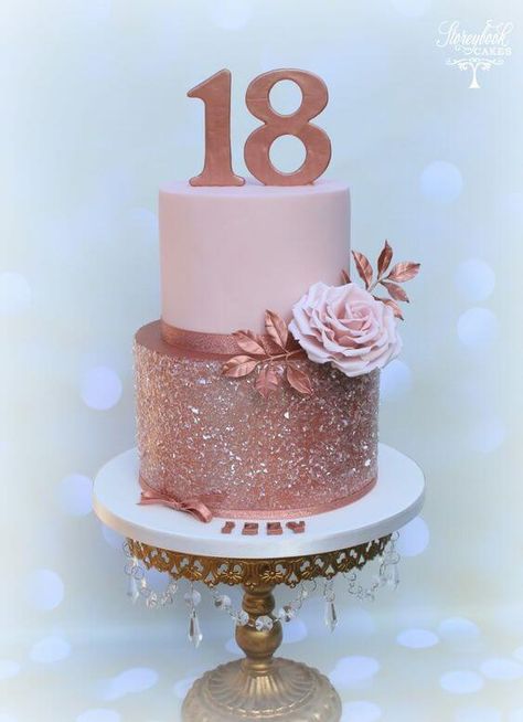 Festa de 18 anos: +70 Ideias e Temas para Organizar seu Aniversário 18th Birthday Cake For Girls, Birthday Cake Roses, Cake Rose, Pink And Gold Birthday, Rose Gold Cake, 18th Cake, 18th Birthday Decorations, Gold Birthday Cake, Sweet 16 Birthday Cake