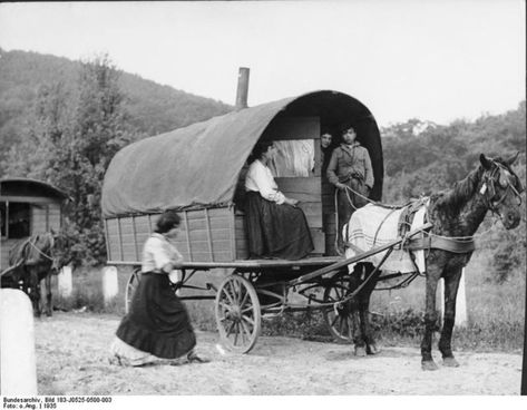 Romani with their wagon, photographed in the Rheinland of Germany in 1935. Roma People, Irish Travellers, Back Road, Horse Drawn, Vintage Photographs, Wagons, Pakistan, Camping, India