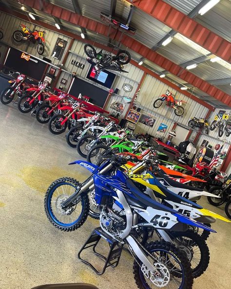 Garage With Dirtbikes, Dirt Bike In Garage, Dirt Bike Garage, Dirt Bike Aesthetic, Motocross Garage, Dirt Bike Couple, Dirt Bike Shop, Atv Motor, Girl Wallpapers For Phone