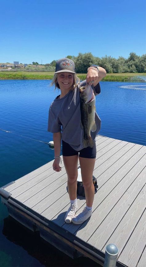 Fishing Outfits For Women Winter, Lake Clothes Ideas Summer Outfits, Country Life Style Aesthetic, Going Fishing Outfit, Country Camping Outfits, Fishing Trip Outfit Woman, Lake Outfits Aesthetic, Country Concert Outfit Ideas October, Fishing Outfit Aesthetic