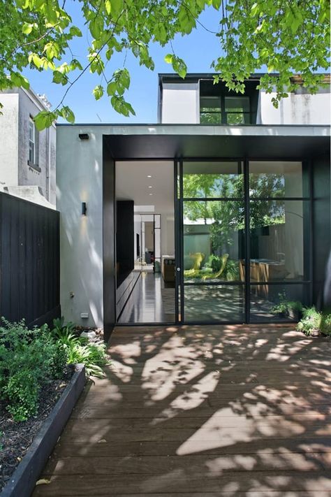 Victorian residence with an industrial aesthetic in Melbourne Small Backyard Decks, Houses Architecture, Narrow House, Street House, Victorian Architecture, Pergola Patio, Architectural Designs, Modern Interiors, Small House Design