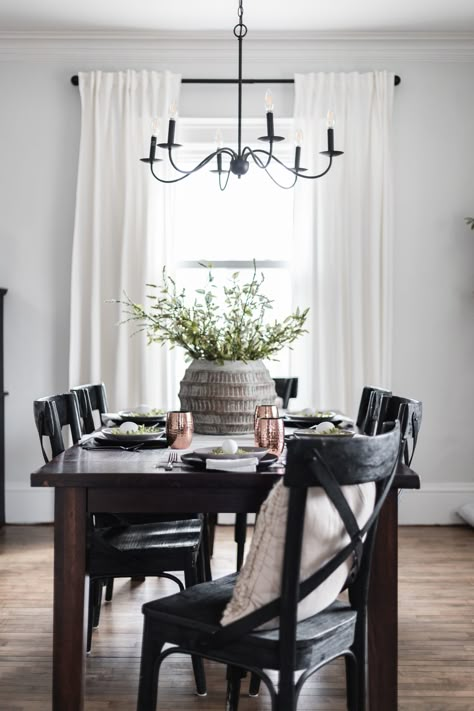 Modern Classic Easter Tablescape with dark wood table, black chairs and a simple centerpiece. Dark Dining Table Decor, Dark Wood Dining Table Decor, Neutral Place Setting, Dark Dining Table, Dark Wood Dining Room, Black Dining Room Table, Wood Table Decor, Dark Wood Dining Table, Simple Centerpiece