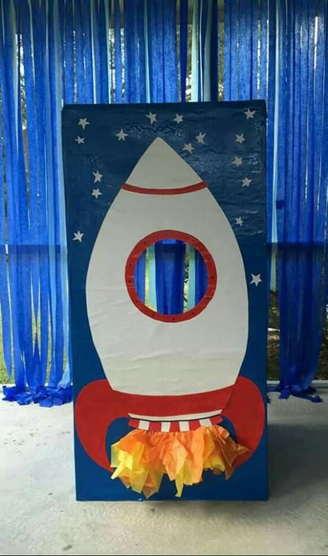 Blast Off Birthday Party, Rocket Photo, Cardboard Rocket, Diy Fotokabine, Stellar Vbs, Diy Rocket, Two The Moon, Space Theme Party, Outer Space Party