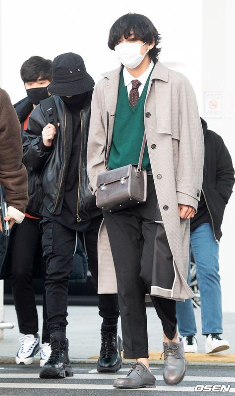 Kim Taehyung (V) Taehyung Outfit, Taehyung Style, V Fashion, Korean Winter Outfits, Winter Coat Outfits, Bts Airport, Korean Winter, Western Outfits Men, Casual Attire For Women