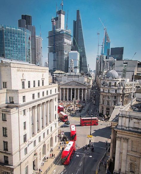 Beautiful shot overlooking the city of London captured by @sarahlaurenphotos London Downtown, Downtown London, Road Trip Uk, Architecture Aesthetic, London Vibes, London Dreams, Living In London, London Shopping, London Aesthetic