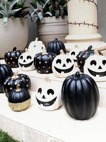 Get a look at the reality star's impeccable pumpkin patch | archdigest.com Witchy Home, Witchy Home Decor, Halloween Pumpkins Painted, Adornos Halloween, Halloween Tattoo, Halloween Door Decorations, Fall Halloween Decor, Event Ideas, Halloween Home Decor