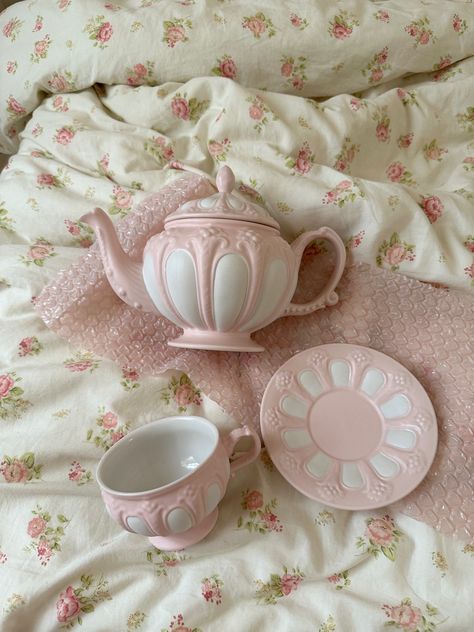 Kawaii Furniture, Cute Teapot, Pink Lifestyle, Pretty Mugs, Pinterest Room Decor, Minimalist Room, Cute Kitchen, Pottery Crafts, Ceramics Pottery Art