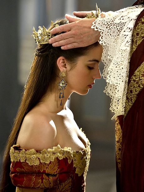 Deathwatch: Midseason TV survival status update Gaun Abad Pertengahan, Marie Stuart, Kunstjournal Inspiration, Reign Mary, Reign Fashion, Royal Core, Queen Aesthetic, Royalty Aesthetic, Mary Stuart