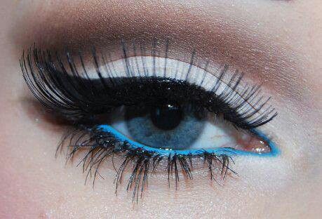 White black and blue eye liner Make Up Yeux, Mekap Mata, Makeup Tip, Blue Eyeliner, Beauty Make-up, Makijaż Smokey Eye, Glamorous Makeup, Kiss Makeup, Eye Make