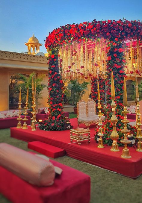 Bengali Wedding Mandap Decoration, Red And Gold Indian Wedding Decor, Royal Wedding Mandap, Green Indian Wedding, Mandap Decoration, Indian Wedding Stage, Mandap Design, Red And White Weddings, Golden Decor