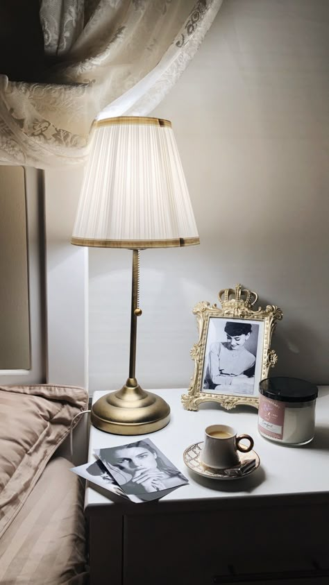 Paris Aesthetic Room Decor, Gold Vintage Room Decor, Regal Bedroom Aesthetic, Parisian Decor Aesthetic, Bed Lamp Aesthetic, Vintage Nightstand Aesthetic, Vintage Old Money Bedroom, Vintage Nightstand Decor, Vintage Gold Decor