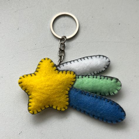 Handmade By Me @Bearly_done_crafting On Ig Yellow Felt Star White/Green/Blue Felt Streaks 3.5 Inches Silver Keyring Felt Keychain Diy, Felt Earrings, Felt Star, Felt Keychain, Felted Earrings, Felt Projects, Felt Food, Handcrafted Accessories, Diy Keychain