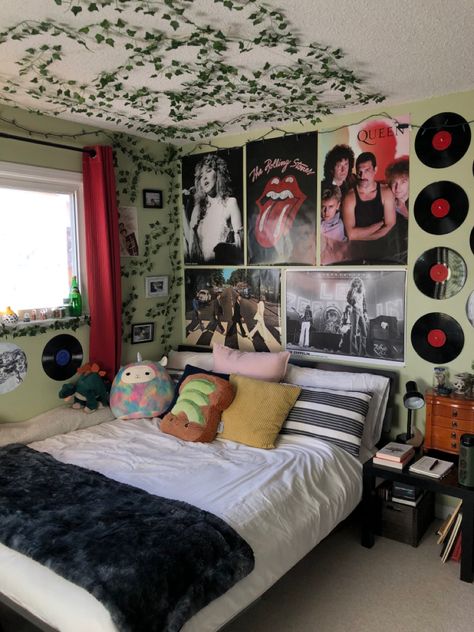 just redecorated my room :) Room Ideas Retro Vintage, Bedroom Ideas With Posters, Room Ideas Rock, Room Full Of Posters, Bedroom With Posters, Punk Room Ideas, Music Bedroom Ideas, Poster Room Ideas, Punk Room Aesthetic