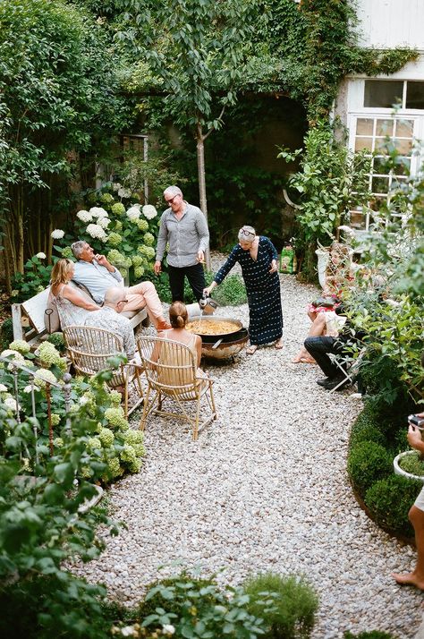 Hoffman Chair, Pea Gravel Garden, Pea Gravel Patio, Unique Culture, Gravel Landscaping, Gravel Patio, European Garden, Gravel Garden, Backyard Inspiration