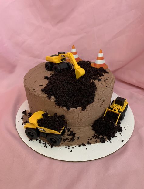 construction site birthday cake Digger Birthday Cake, Edible Kids Crafts, Tractor Birthday Cakes, Construction Cookies, Digger Cake, Cupcake Bar, Construction Birthday Cake, Circle Cake, Construction Cake