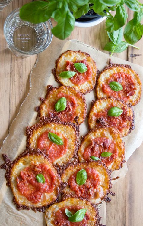 Pizza without the drawbacks: Instead of dough, these crustless low carb pizza bites have a base made out of mozzarella. All the taste, none of the carbs. Cereal Pancakes, Low Carb Pizza Recipes, Keto Italian, Pizza Snacks, Food Low Carb, Keto Appetizers, Low Carb Dinners, Low Carb Ideas, No Carbs