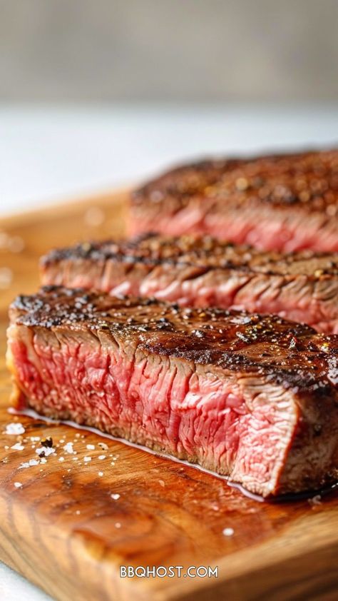 Medium rare steak: safe or risky? Uncover the truth about eating pink beef and why it's different from undercooked chicken. Read now on the blog and save for later. Essen, Reverse Sear Steak, Skirt Steak Marinade, Resep Steak, New York Strip Steak, Seared Salmon Recipes, Sous Vide Steak, Skirt Steak Recipes, Medium Rare Steak