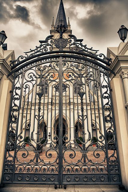 beautiful gate in Singapore Old Gates, Lan Can, Front Gates, Wrought Iron Gates, Entry Gates, Door Gate, Iron Fence, Iron Gates, Fence Gate