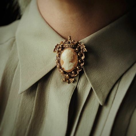 Cameo Brooch Outfit, Outfits With Broches, Broach Aesthetic, Brooch Ideas How To Wear A, Broach Outfits, Styling Brooches, Broches Aesthetic, Brooch Outfit Ideas, Brooch Styling