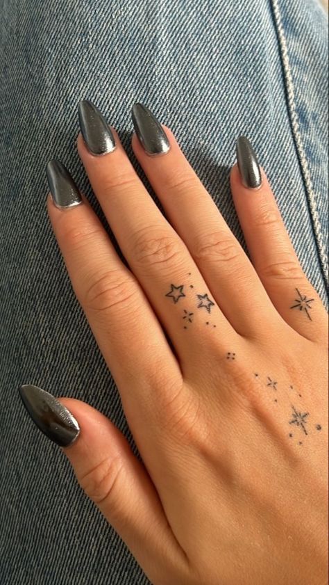 Tattoo Main, Toe Tattoos, Tato Minimal, Small Finger Tattoos, Finger Tattoo For Women, Finger Tats, Hand And Finger Tattoos, Pretty Hand Tattoos, Petite Tattoos