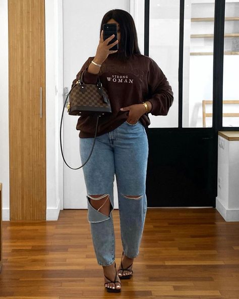 Sweatshirt Jeans And Heels, Sweatshirt With Heels Outfit, Casual Heels With Jeans, Trendy Sweatshirt Outfit, Jeans And Sweatshirt Outfit, Bershka Bag, Louis Vuitton Jeans, H&m Heels, Bag Louis Vuitton