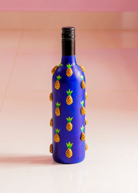 Art work on Bottle. Pista shells glued on wine bottle 😊 Pista Art And Craft, Pista Shell Art Diy Crafts, Pista Art Pistachio Shells, Pista Shell Crafts On Bottles, Pista Painting, Pista Shell Bottle Art, Art And Craft Ideas Creativity For Home, Bottle Art With Pista Shell, Cute Bottle Painting Ideas