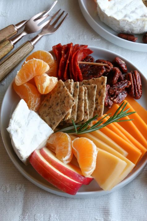 Individual Cheese Snack Plates for the holidays! Put together individual, customized cheese snack plates for your family! Snacks Plate, Healthy Small Lunches, Appetizer Plate, Cheese Snack, Easy Appetizers For A Party Healthy, Dinner Snack Plate, Vegetarian Snack Plate, Snack Plate Dinner, Snack Plates For Adults