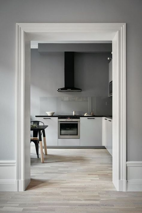 Shades of Grey. 6 Tips For Successfully Stylish Monochrome Home Design Doorway Design, Window Casings, Pintu Interior, Modern Kitchen Backsplash, Stockholm Apartment, Grey Stuff, Kitchen Splashbacks, Glass Backsplash, Ideas Casa