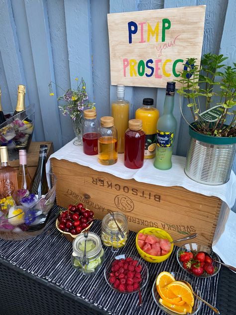 Pimp your prosecco bar. #girlsparty #summerparty #prosecco Party Ideas, Pimp Your Prosecco Bar, Prosecco Bar, Party Inspo, Drink Station, Limoncello, Girls Party, Summer Party, Festival