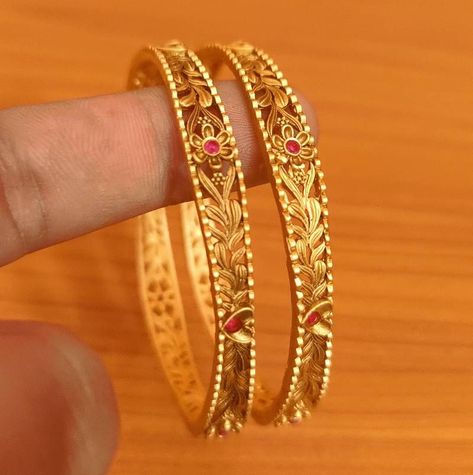 Flower Bangles, Gold Bangle Watch, Aesthetic Edgy, Gold Bangles Indian, Gold Jewels Design, Gold Bangles For Women, New Gold Jewellery Designs, Gold Earrings Models, Gold Bangle Set