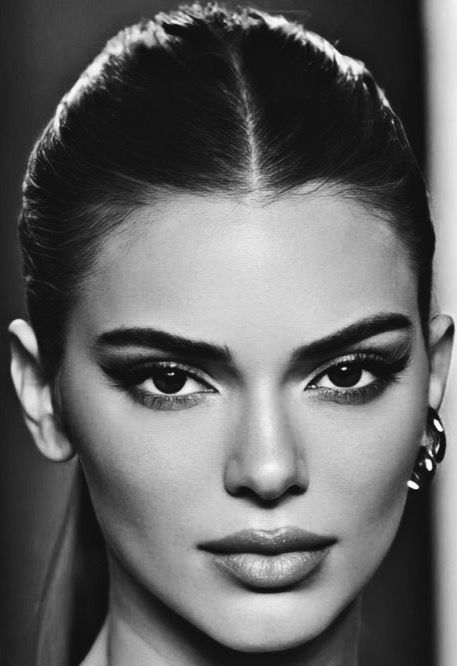 Black And White Person Drawing, Celebs To Draw, Celebrity Reference Photo, Celebrities To Draw, Kendall Jenner Sketch, Hyperrealistic Drawing Portraits, Reference Celebrity, Black And White Celebrity Photos, Celebrity Portraits Black And White