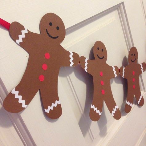 Natal, Gingerbread Man Party Ideas, Ginger Bread Man Decorations, Cardboard Gingerbread Man, Gingerbread Man Decorations, Diy Christmas Door, Christmas Wreath Craft, Gingerbread Diy, Gingerbread Christmas Decor