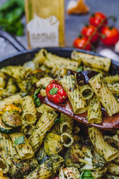 Garlic Roasted Vegetable Pesto Pasta Vegetable Pesto Pasta, Garlic Roasted Vegetables, Vegetable Pesto, Roasted Vegetable Pasta, Chorizo Recipes, Roasted Vegetable Recipes, Healthy Vegetable Recipes, Meat Free Recipes, Veggie Pasta