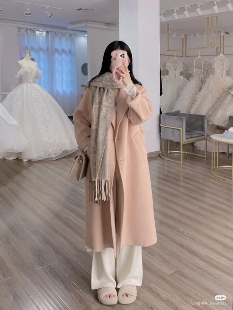 Korean Modest Fashion, Long Winter Dresses, Noor Khan, Winter Long Coat, Long Coat Outfit, New Hijab, Winter Fashion Outfits Casual, Coat Outfit, Korean Fashion Dress