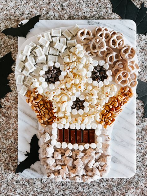 Edible Skeleton Project, Boo Uterie Board, Bones Themed Party, Essen, Skeleton Rice Crispy Treats, Skeleton Food Display, Skull Snack Board, Skeleton Snack Board, Skeleton Party Food