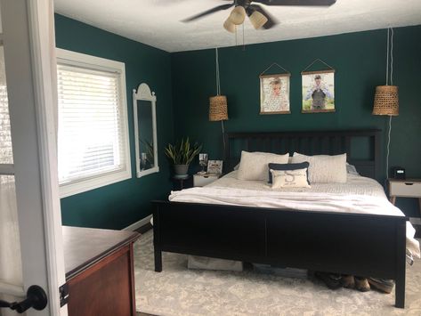 Dark Green Bedroom Black Furniture, Green Wall Black Bed, White And Forest Green Bedroom, Forest Green Room Ideas Bedroom, Forest Green Bedroom, Glamorous Bedrooms, Forest Green Bedrooms, Green Room Ideas Bedroom, Emerald Green Bedrooms