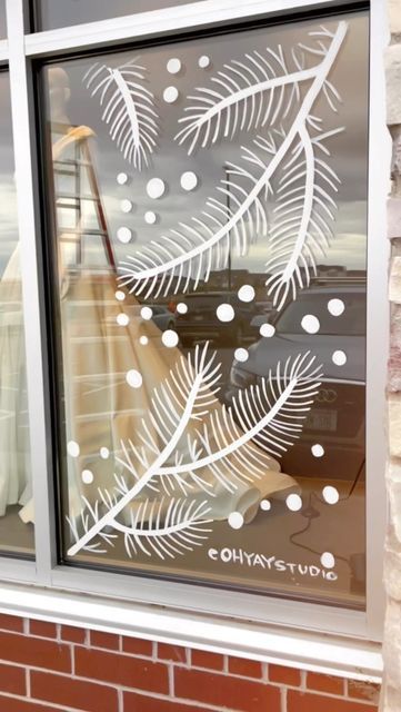 Winter Window Painting Simple, Winter Decor Window, Painted Snowflakes On Windows, Winter Shop Window Display, Winter Painting On Window, Painted Holiday Windows, Easy Winter Window Painting, New Years Window Display, Winter Windows Paint