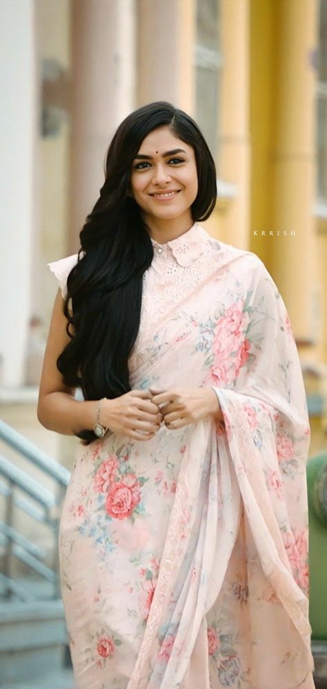 Sita Ramam, Designer Dresses Elegant, Mrunal Thakur, Simple Saree Designs, New Saree Blouse Designs, Fashionable Saree Blouse Designs, Celebrity Fashion Looks, Bollywood Outfits, Desi Fashion Casual