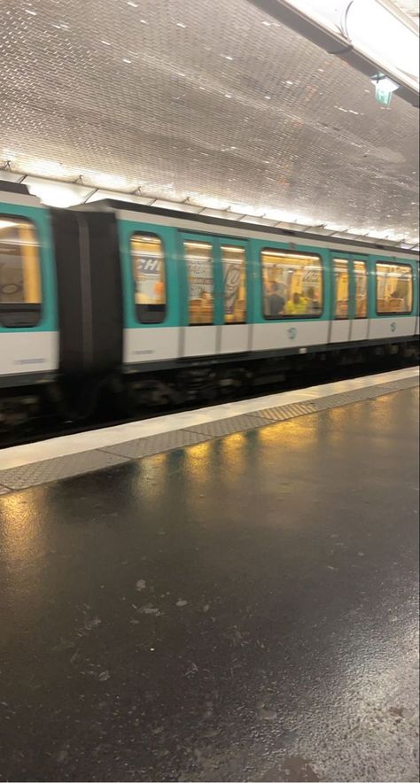 Épinglé par v sur rand & landscape | Paysage vintage, Photo vacances, Idée photo insta Snap Rue, Sto Insta, Fake Ig Story, Metro Paris, Nightclub Design, Flipagram Instagram, Paris Metro, Photo Insta, Aesthetic Look