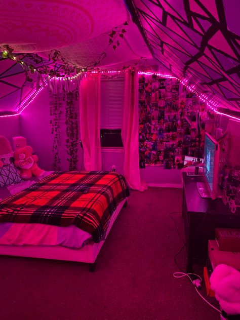 Cool Vibe Room, Led Rope Lights Bedroom Ceiling, Huge Attic Bedroom, Above The Garage Room Ideas, Cute Y2k Bedroom, Bedroom Inspirations Big Room, Prymrr Room, Room Ideas Wood Wall, Bf And Gf Room Ideas