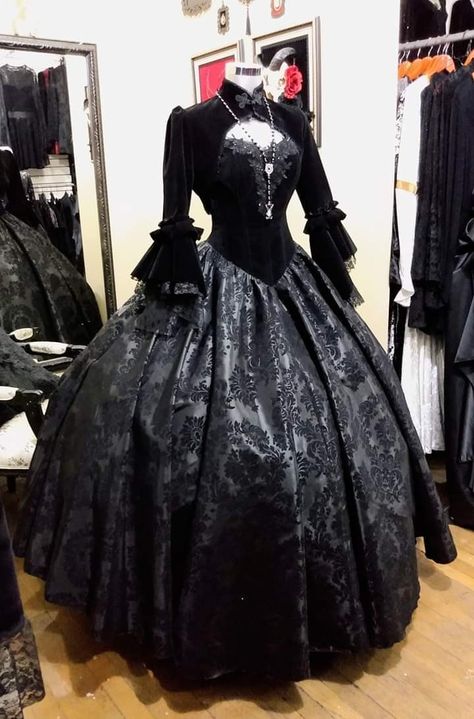 Wedding Dresses Victorian, Gothic Ball Gown, Bridal Ball Gowns, Steampunk Vampire, Dresses Victorian, Vampire Wedding, Black Steampunk, Vampire Dress, Victorian Wedding Dress