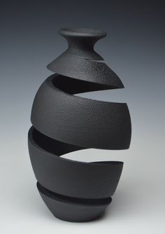 Michael Boroniec pushes the boundaries—literally!—of traditional ceramic vessels. Wheel Thrown Sculpture, Clay Forms, Pottery Form, Sculptures Céramiques, Pottery Handbuilding, Topsy Turvy, Ceramic Techniques, Traditional Ceramics, Clay Vase