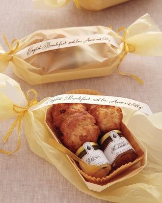 Breakfast to-go wedding favors will delight your guests. بيتي فور, Scones And Jam, Plant Wedding Favors, Mini Scones, Winter Wedding Favors, Edible Wedding Favors, Rustic Wedding Favors, Clotted Cream, English Breakfast