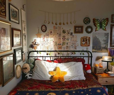 Artsy Vintage Bedroom, Bedroom Ideas Whimsical, Free People Bedroom Aesthetic, Eclectic Cottagecore Bedroom, Artsy Maximalist Bedroom, Accent Color Wall Bedroom, College Dorm Room Ideas Maximalist, Comfy Maximalist Bedroom, Light Witch Aesthetic Bedroom